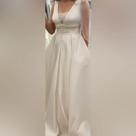 DAVID'S BRIDAL Cummerbund Satin Ball Gown Wedding Dress STYLE# V3848 Size 6 - Picture 4 of 14